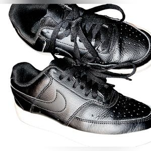 Nike Womens black low sneakers sz 5.5